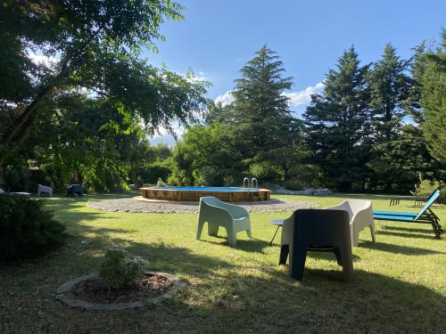 Espace de détente au jardin du Cocon De Curson avec transats, piscine et arbres à Chanos-Curson
