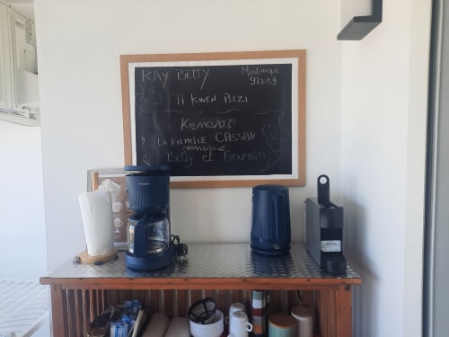 Kitchenette de l'appartement Kay Betty avec cafetière, bouilloire et tableau de menu à la Martinique