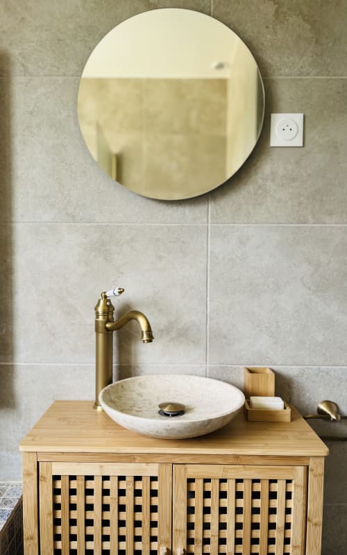 Vasque en marbre et miroir rond dans la salle de bain élégante du cottage ART DE VOYAGER, Étretat