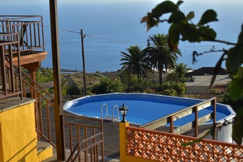 Piscina elevada con vistas al océano y las montañas en Villa Las Flores, Tijarafe, La Palma