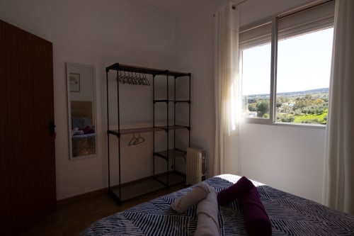 Habitación luminosa en La Casa de Tita Clota en Setenil de las Bodegas con cama, armario y vistas al paisaje rural