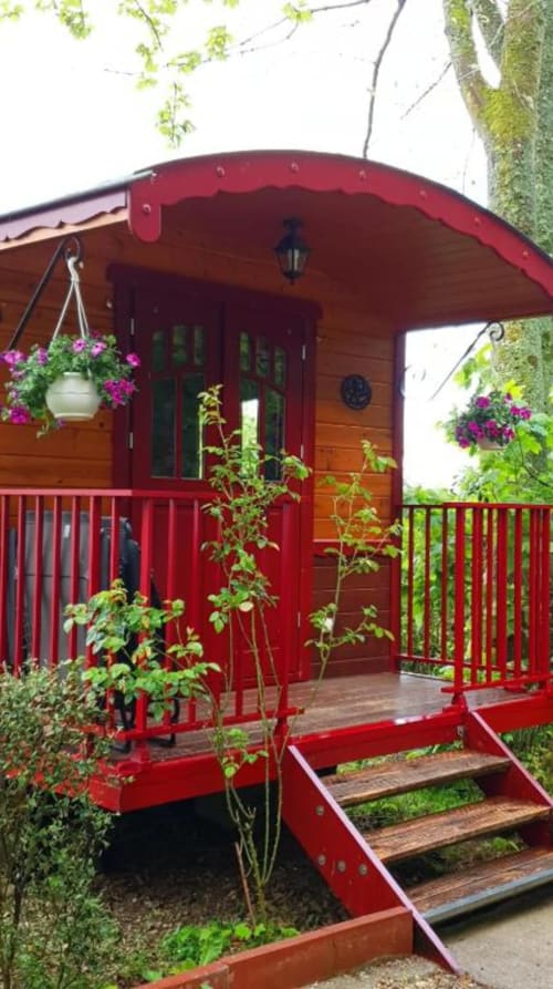 Notre roulotte vous offre l'originalité, l'authenticité et le dépaysement que vous recherchez pour vos vacances. Elle vous surprendra par l'espace intérieure qu'elle offre, son confort, et son coté cosy.

Celle-ci est à l’abri de la vue, au fond du jardin et à l’orée de la forêt domaniale (accès direct en forêt). Le vent dans les arbres, le chant des oiseaux… Tous ces petits bruits si souvent oubliés vous charmeront.

