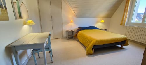 Chambre spacieuse à Mer et Maisons avec couette jaune, bureau et vue sur le jardin à La Trinité sur Mer