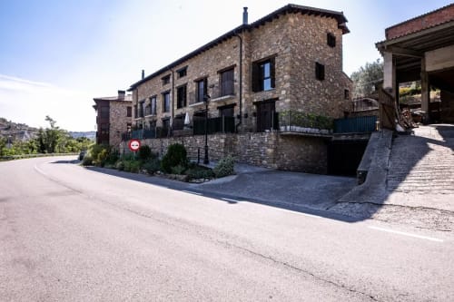 Edificio de piedra en Montgat Pirineos con vistas a la montaña, camino de acceso y terraza, ideal para vacaciones familiares