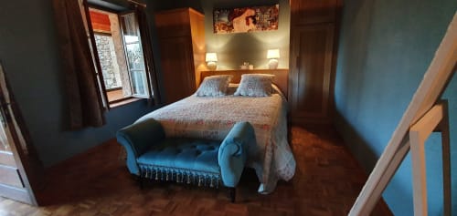 Blauwe slaapkamer van Gîte Jade met uitzicht op de stenen gaanderij, zachte en romantische sfeer, ideaal voor een ontspannen verblijf in de Lot