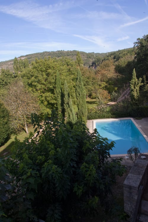 Piscine avec vue sur les collines boisées aux Chambres d'hôtes Les Pratges, Figeac