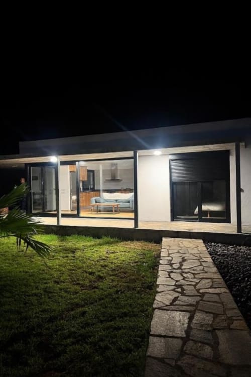 Villa moderna en Nexus por Rural La Palma en Tijarafe con terraza iluminada, piscina privada y vistas al jardín nocturno
