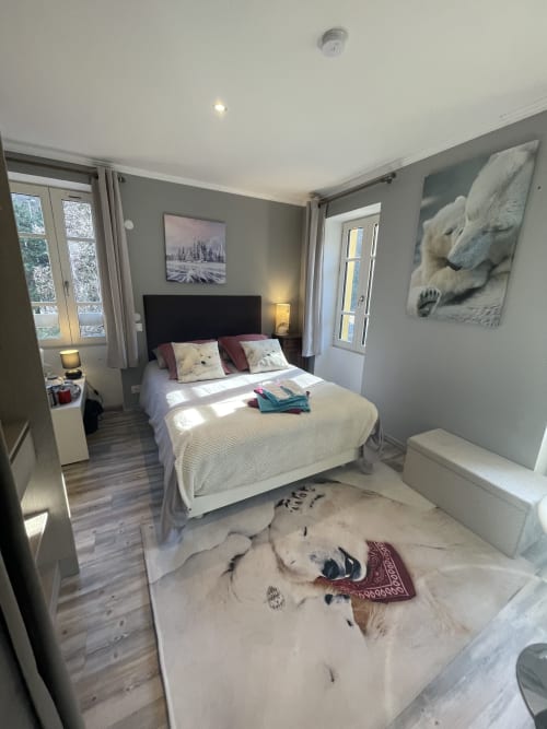 Chambre moderne à La Montagnette B&B à Moutiers avec vue sur les montagnes, lit double et décoration murale animalière