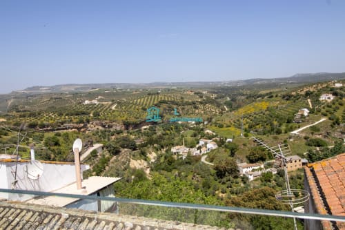 Vista del valle desde Casa de las bodegas en el pueblo serrano de Se​tenil de las bodegas
