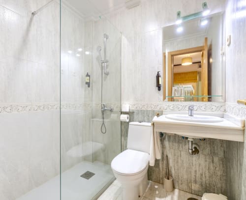 Baño moderno en habitación Doble Interior del Hostal El Molino, Collado Villalba, con ducha a ras de suelo, lavabo blanco y