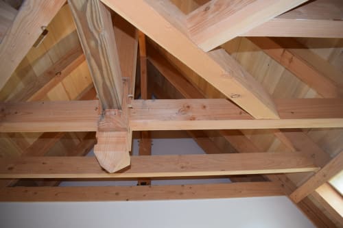 Poutres et chevrons en bois apparent au plafond du gîte des Pratges, Figeac
