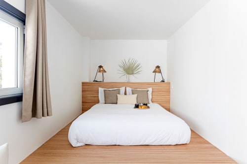 Moderno quarto Superior no Benefit Collection Porto com cama de madeira, roupa de cama branca, luminárias gêmeas e vista para o jardim