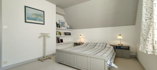 Chambre lumineuse à la villa Mer et Maisons à La Trinité sur Mer avec lit rayé, rangements intégrés, lampes de chevet et plafond mansardé