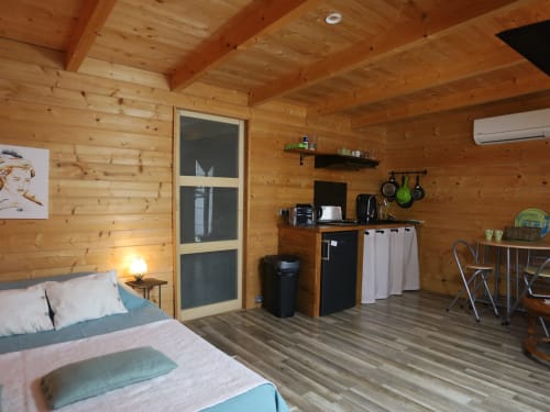 Location chalet 2 personnes avec cuisine - Mimet | Chambres d'hôtes et gîtes Le Leaou
