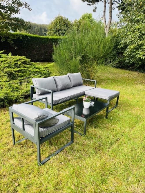 Mobilier de jardin contemporain dans le jardin de la maison Evasion voyage à ART DE VOYAGER, Étretat