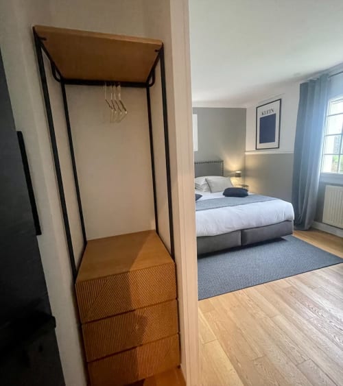 chambre d'hôtes Vendée Puy du Fou les 15 chênes chambre double supérieure vue piscine chauffée penderie reposant calme