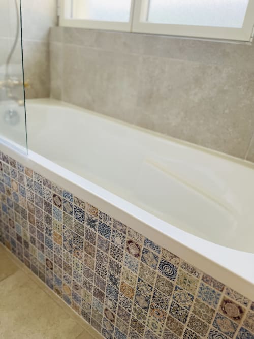 Baignoire moderne aux motifs de carrelage décoratif dans le cottage Evasion voyage chez ART DE VOYAGER, Étretat