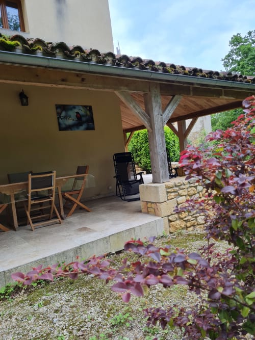 Terras van vakantiehuis Agate omringd door planten en tuinmeubilair