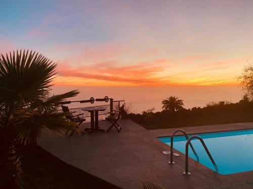 Vista al atardecer desde Villa El Topo con piscina, terraza y vistas al océano en El Pinillo, La Palma