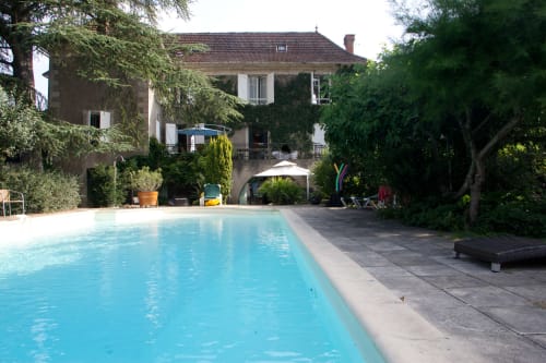 Piscine et jardin des Chambres d'hôtes Les Pratges à Figeac, France