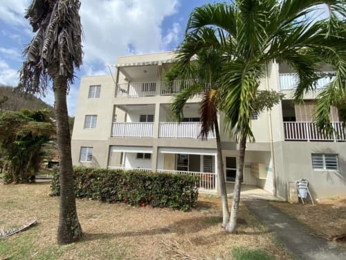 Immeuble Kay Betty avec palmiers et jardin aux Trois-Îlets, Martinique
