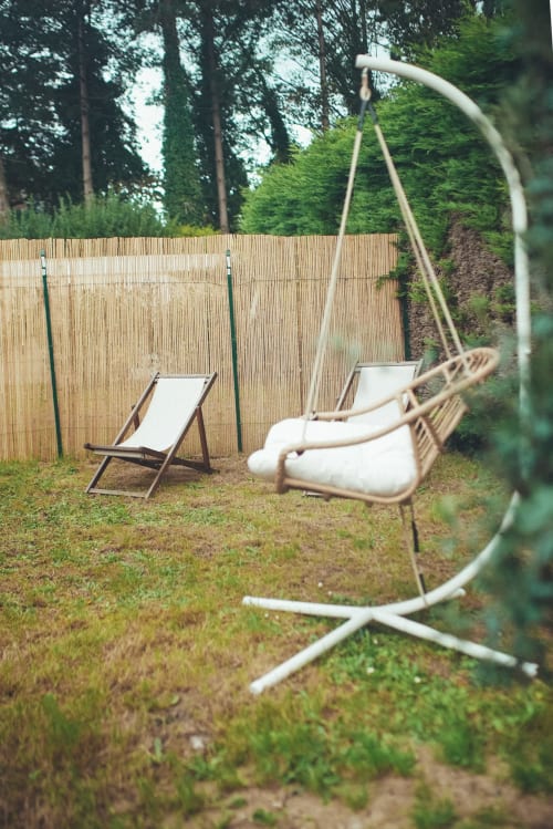 Terrasse du jardin du cottage Bobochic ART DE VOYAGER à Étretat avec fauteuil suspendu et salon de détente