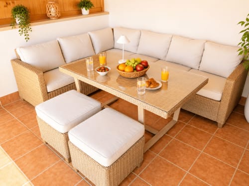 Mobilier de salon et salle à manger en rotin avec coussins crème à Sara & Gino Fuerteventura, fruits frais et boissons