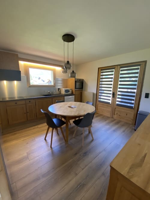 Modern kitchen-dining area in Chalet Les Georgières apartment, Notre-Dame-de-Bellecombe, with round table and mountain views