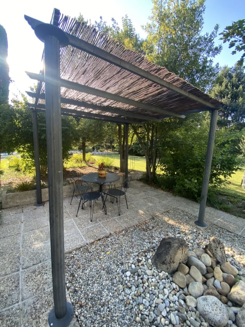 Pergola moderne avec table de repas dans le jardin du gîte Le Cocon à Chanos-Curson