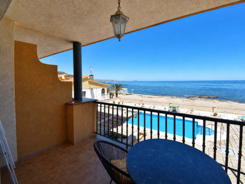 Balcón de apartamento frente al mar con vistas a la piscina y el Mediterráneo en Cuevas del Almanzora