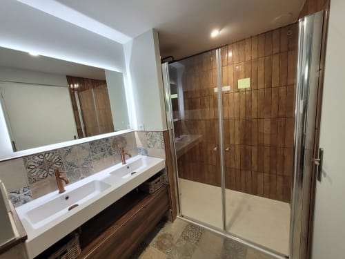 Salle de bain moderne avec double vasque, miroir éclairant et douche à l'italienne au Logis de La Garenne