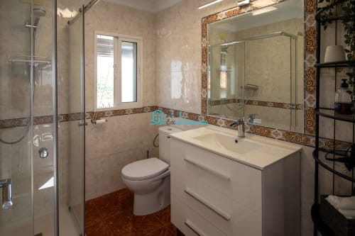 Casa lirio blanco: baño moderno con vistas a la montaña en setenil, con lavabo, inodoro y ducha