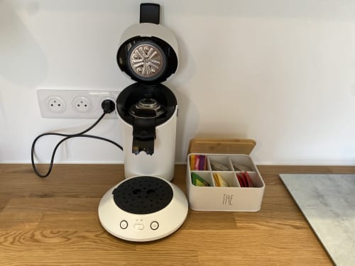 Machine à café Nespresso avec rangement à thé à l'appartement La Maison Blanche à Bouguenais, France