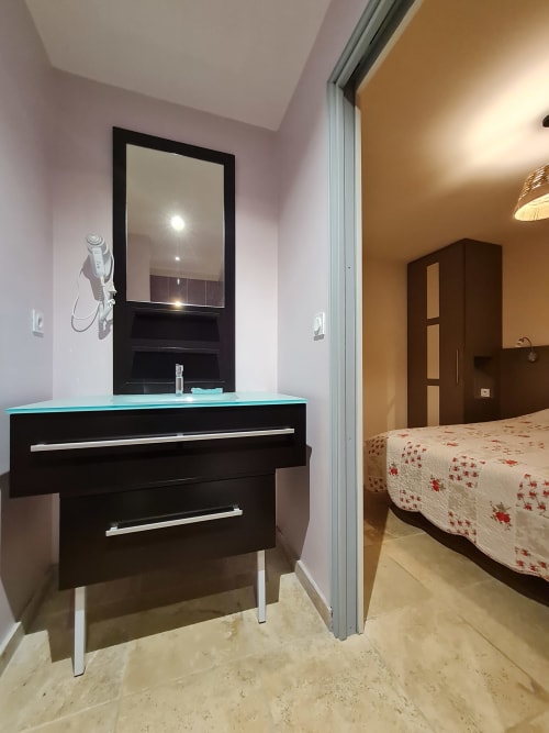 Moderne badkamer en slaapkamer in vakantiehuis Agate – Domaine du Cardou