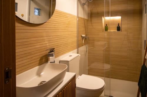 Modernes Badezimmer im Loft La Fragua de Setenil mit Holzwandverkleidung, Aufsatzwaschbecken, Duschkabine und Toilette