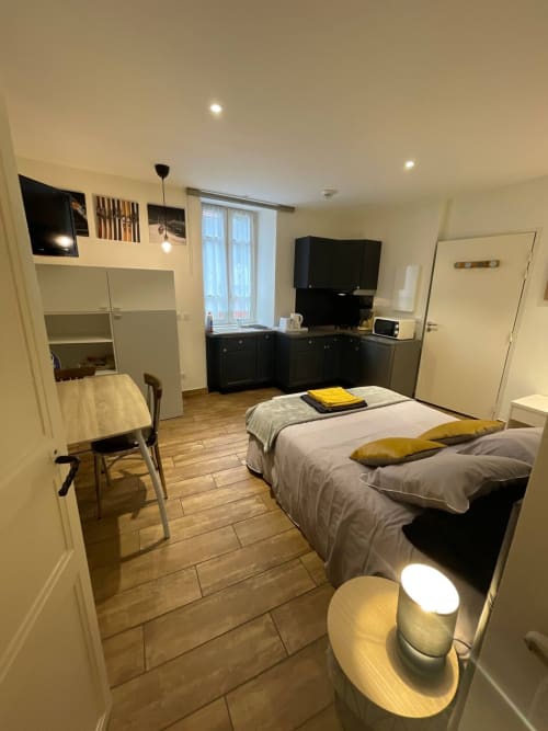 Chambre moderne de la Maison d'hôtes La Montagnette à Moutiers avec lit double, kitchenette, TV et vue sur la ville