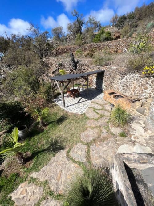 Terraza de Villa Awara con pérgola, zona de descanso, vistas a la montaña y jardín en El Pinillo, La Palma