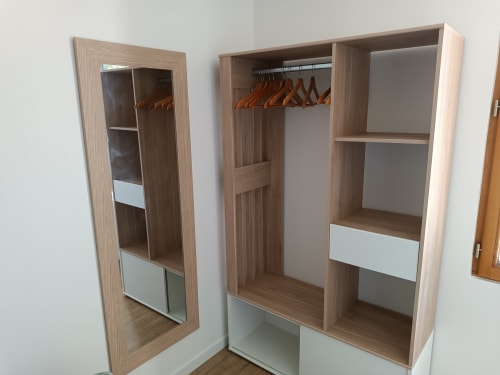 Armoire moderne en bois avec miroir et espace de rangement au cottage Les Tropiques, ART DE VOYAGER, Étretat