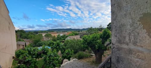 Vue depuis le balcon de Chez Laure & Marc à Plaissan, surplombant la piscine, les jardins et la campagne