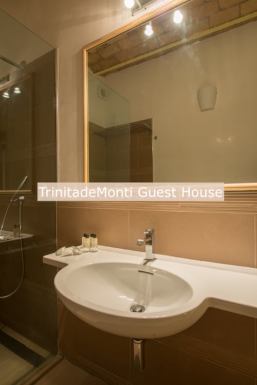 Bagno moderno della Trinity de Monti Guest House Roma con lavabo rotondo, specchio e cabina doccia