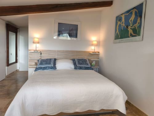Chambre moderne pour 2 personnes à la Magnanerie de Sainte Croix avec lit queen-size, tête de lit rayée et décor contemporain
