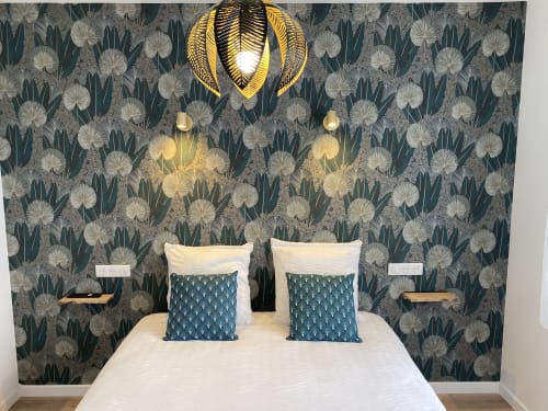 Chambre moderne à La Maison Blanche avec papier peint botanique, literie blanche, oreillers bleu-vert et suspension dorée