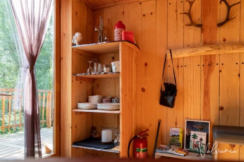 L'étagère de rangement (vaisselle)   et quelques livres à disposition.