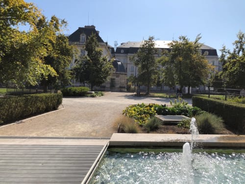 Cour de manoir historique avec jardins paysagés et fontaine de l'hôtel Le Paillot de Montabert à Troyes, France