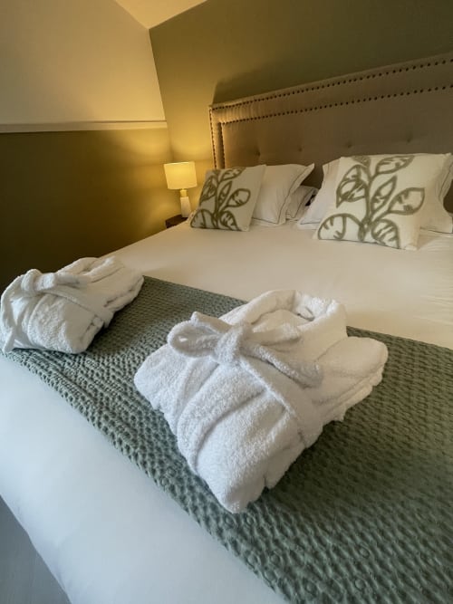 Puy du Fou chambre d'hôtes Vendée les 15 chênes chambre double supérieure peignoir lit King size