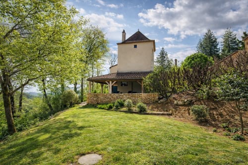 Uitzicht op tuin en platteland vanaf vakantiehuis Agate – Domaine du Cardou