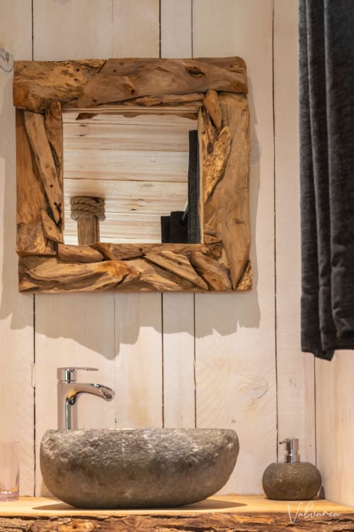 Le coin salle bain (évier et miroir).