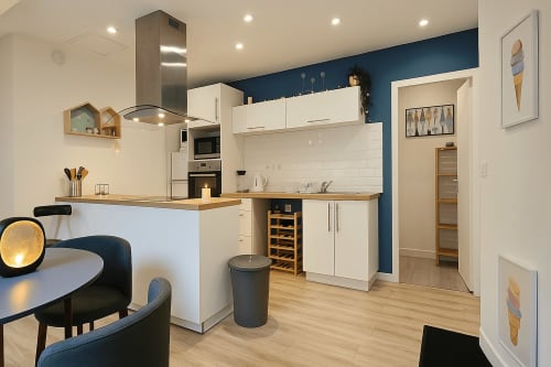 Cuisine-salle à manger moderne au gîte Nid douillet, Gîtes Saint Valéry-en-Caux, avec meubles blancs et accent bleu