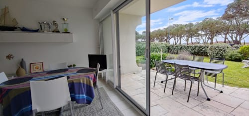 Appartement moderne à Mer et Maisons avec terrasse vue mer, salle à manger et espace extérieur meublé dominant les arbres