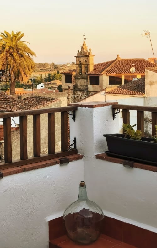 Vista de la torre medieval y terraza desde el balcón del apartamento Mirador Medieval en Cáceres, España
